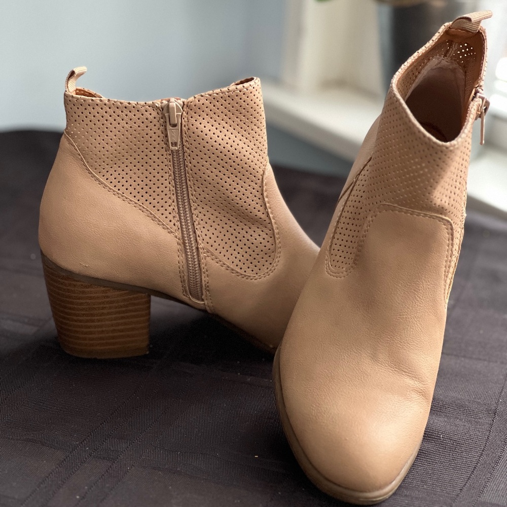 White Mountain Grace Ankle Boot Size 8 cream